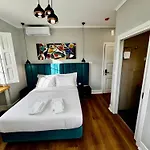 Relax And Explore And Bed & Breakfast