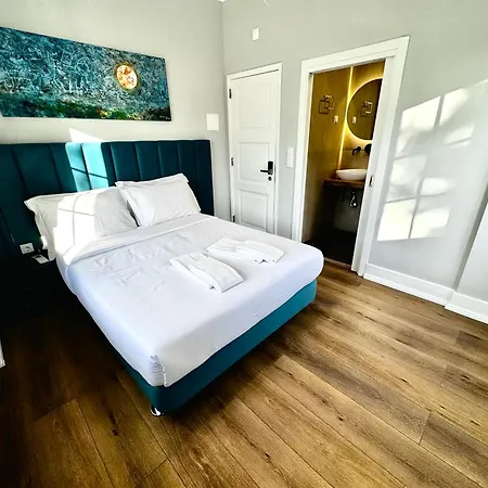 Relax And Explore And Bed and breakfast