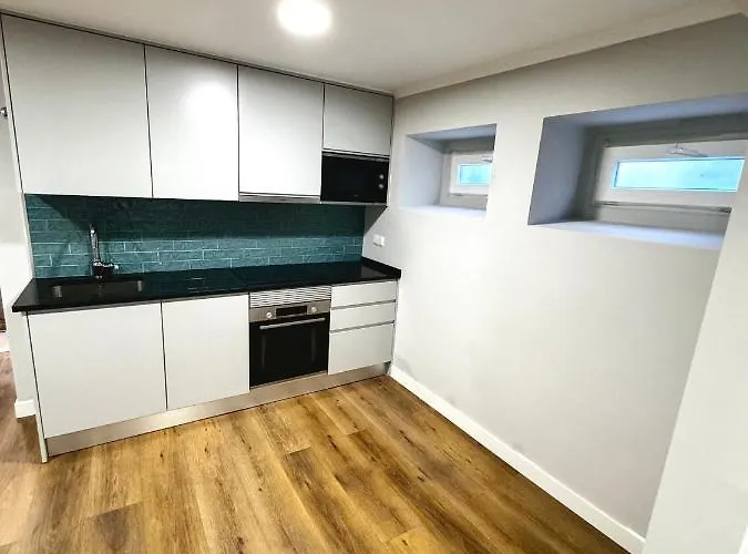 Relax And Explore And * Lissabon